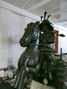 管888(中古現状、大阪府八尾市引取限定)銅製 銅像 武士 侍 馬 騎乗 楠公像 置物 インテリア 飾 重量約30kg 古美術 時代物 オブジェ 