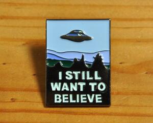 英国 インポート Pins ピンズ ピンバッジ I STILL WANT TO BELIEVE UFO ユーホー ユーフォー 未確認飛行物体 宇宙人 エイリアン グレイ