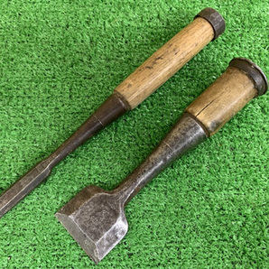 【中古品】虎市作(虎図) 「磯野」 叩き鑿(のみ) 2本セット（12mm・42mm） 大工道具 wood chisel e170の画像1