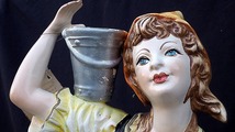 カポディモンテ　Capodimonte　陶器製　フィギュリン　イタリア陶人形　中古品　高さ70cm　水くむ女性　_画像6