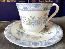 美品難あり格安ロイヤルドルトン ROYAL DOULTON カップ&ソーサー CONISTON コニストンホワイト×ブルー花柄USED鑑賞用飾り棚用英国イギリス_画像4