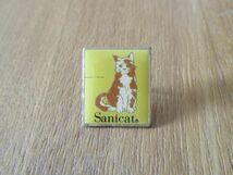 古いピンバッジ：Sanicat（小傷あります） 広告 猫 キャット 動物 ピンズ #T_画像1