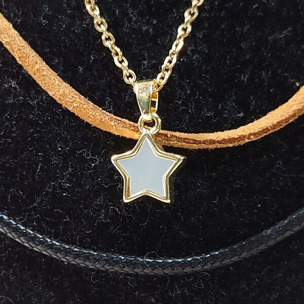 日常の中にきらめく星を　マザーオブパールで作られた小さな星のネックレス