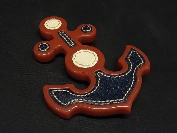 ヤフオク! -「ブローチ →」(プラダ) (ふ)の落札相場・落札価格