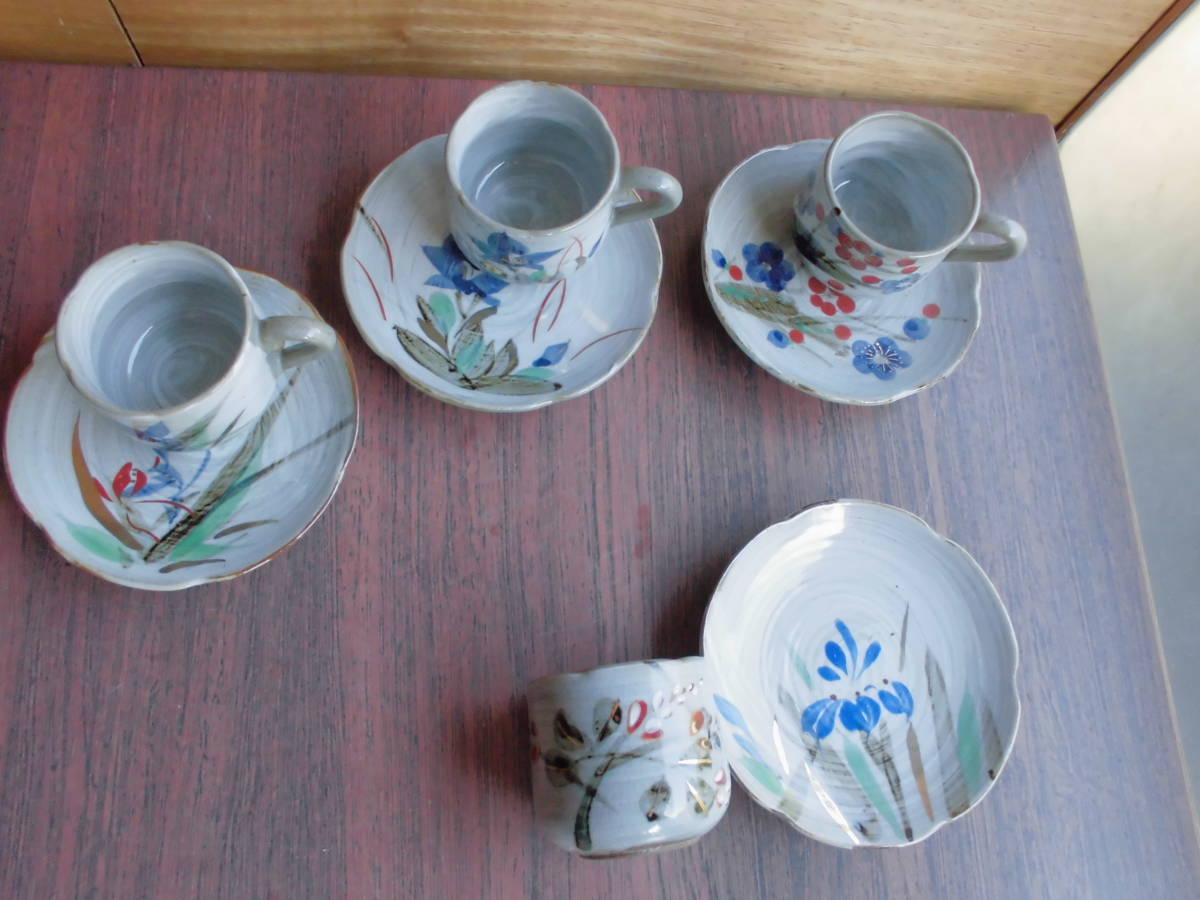 Ensemble de 4 assiettes à café demitasse de style japonais, four Koizumi coloré à la main, tasse à café Mino, soucoupe, tasse à café en céramique, poterie de fleurs de saison peinte à la main, motif de fleurs expresso, demi-artisanat, céramique japonaise, Mino, Shino