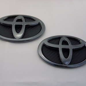 【 トヨタ 90系 ヴォクシー TOYOTA 90系 VOXY 】 プラチナ ブラック エンブレム フロント&リア 2点(ブラックカーボン柄背景シート付き)