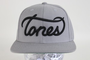 【LA発】TONES SALLIANCE スナップバック キャップ cursive logo FREE グレー 灰色 刺繍ロゴ スケートボード ロサンゼルス トーンズ