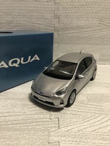 1/30 トヨタ アクア AQUA 前期 カラーサンプル 非売品 ミニカー　シルバーメタリック