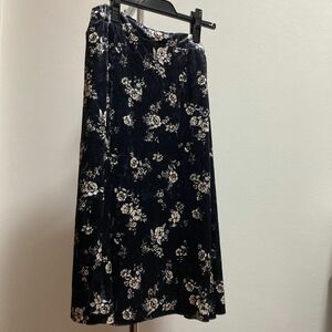 ジーユー サテン Mサイズ 花柄スカート　クラッシュベロアフレアスカート ブラック×花柄 Sサイズ