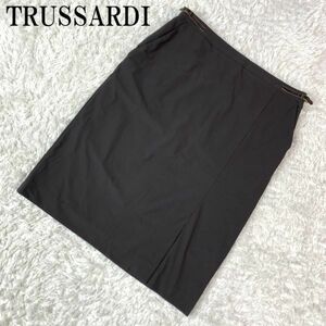 トラサルディ レザーベルト付きタイトスカート ブラウンTRUSSARDI バックファスナー 薄手 裏地付き 両サイドポケット 38 B765