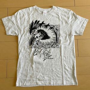 Art hand Auction ビッグ錠 佃 竜二さん 漫画家 直筆サイン入り 半袖Tシャツ グレー メンズ Mサイズ 快盗くいしん坊, 包丁人味平, Mサイズ, 丸首, イラスト, キャラクター