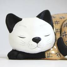 彩]　　猫　パンダ風猫　置物　陶器　高さ約：10.7ｃｍ　_画像2