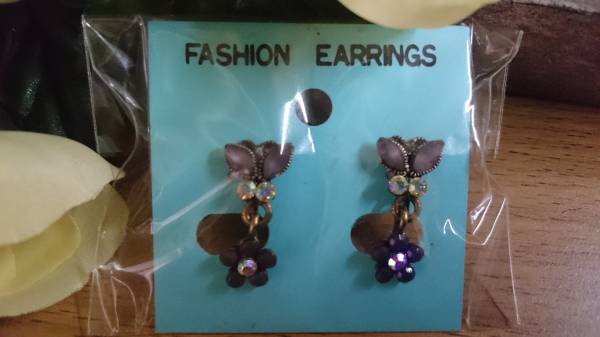 新品送料無料　キラキラ揺れる　可愛らしいイヤリング　お花がゆれるファッションイヤ