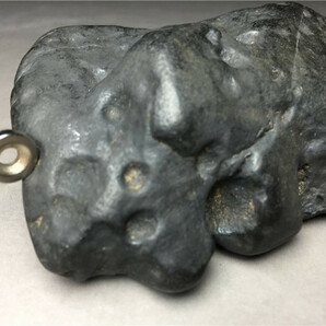 隕石・鉄隕石・磁石にくっつく・原石 マダガスカル 重さ約370グラム 木台付きの画像10