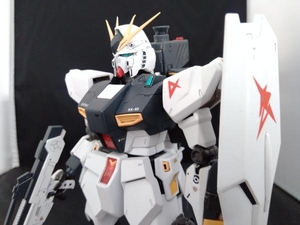 完成品　塗装済み　バンダイ　MG νガンダム