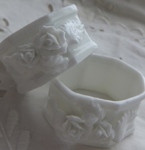  ceramics rose naf gold ring 2 piece set pair white white Vintage England made antique 1