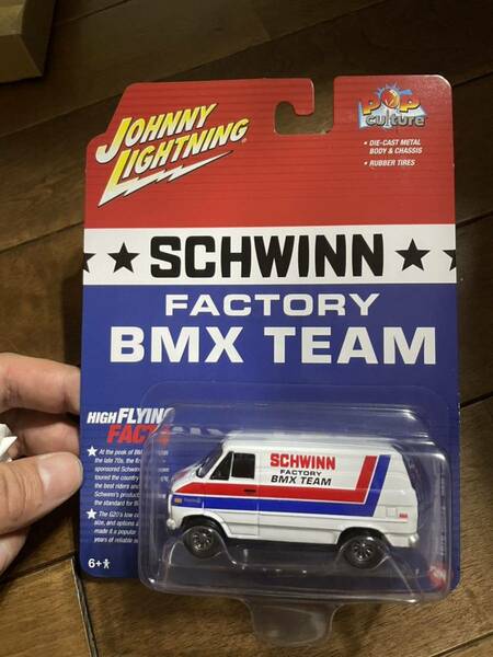 ジョニー ライトニング シュウィン ファクトリー BMX チーム シェビー G20 バン 1/64 JOHNNY LIGHTNING 1976 CHEVY G-20 VAN SCHWINN