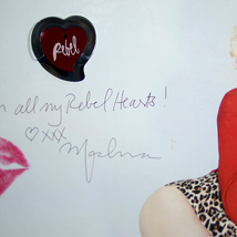 マドンナ SS席限定で配布された限定稀少本！ Madonna Rebel Heart Tour 写真集 特製ギターピックなど付属品多数！_画像4