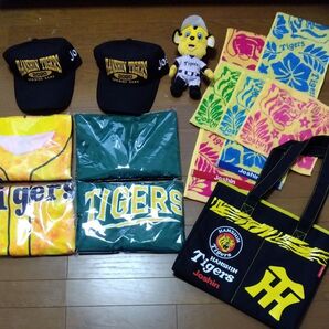 ユニフォーム4着、キャップ2個、ぬいぐるみ1個、トートバック、タオルセット