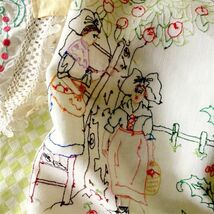 48x42cm　フランスアンティーク　手刺繍手縫　シュールな二人とシュールな桃とおとぎ話的テーブルセンター　レース　刺繍　ヴィンテージ_画像3