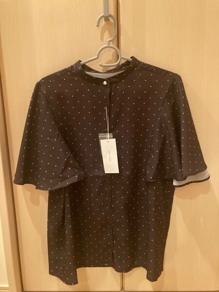 シャツ ブラウス 【Anss.me】バールボタンフレアスリーブブラウス 黒系ドット 新品タグ付き