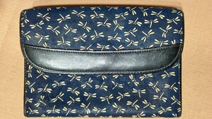 甲州印伝　印伝屋　クラッチバッグ（16.5×11.5×2㎝）紺地にトンボ（ポケット：外１、中４ジッパー付き１含む、カード入れ４）