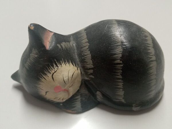 【中古縁起物】愛らしい眠り猫の木製置物