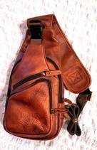 しなやかな感触で手触りの良いヌメ革ショルダーバッグ 、ボデイバッグ、赤茶色 多機能バッグです！