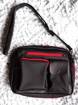鮮やかな赤黒コンビネーションのショルダーバッグ 、ボデイバッグ多機能バッグです！