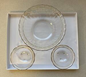 * prompt decision *[ unused ] Pyrex bowl 3 point set gold . with legs 