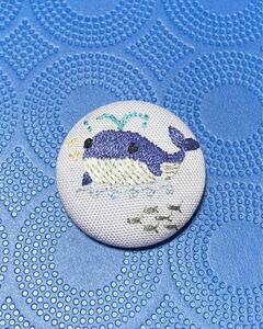 クジラ　刺繍ブローチ　ハンドメイド
