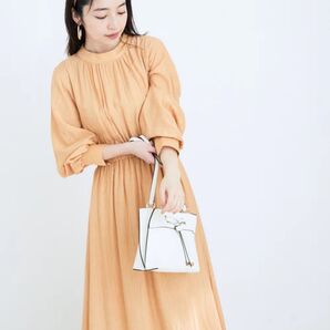 ランダムプリーツ加工スタンドネックワンピース