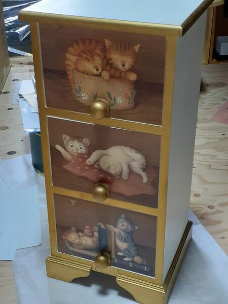 アウトレット　猫の絵柄　小型家具　小物入れ
