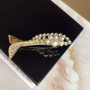 * brooch * whale shape * fresh water pearl 1 bead * accessory * in present .4B53002