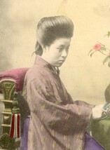 手彩色　椅子に座る袴美人　花瓶の花　明治期★戦前絵葉書_画像2