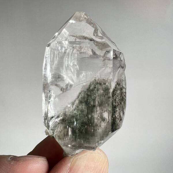 ヒマラヤ水晶 マニハール産 クローライト ポイント クリスタル 虹入り ハイクオリティ