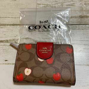 coachリンゴ柄の可愛いミディアムサイズです