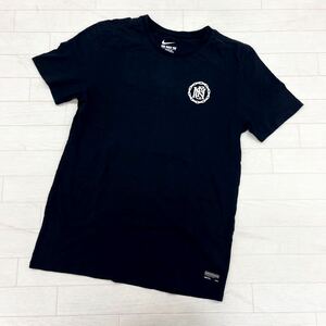 1023◎ THE NIKE TEE ナイキ トップス Tシャツ カットソー クルーネック 半袖 ロゴ 文字 プリント カジュアル ブラック メンズM