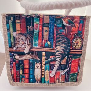 本棚と猫のバッグ