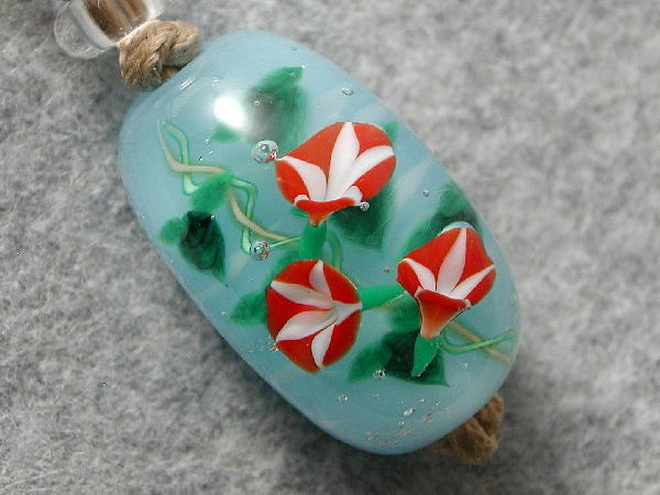 aozora★Perle de verre faite à la main★Gloire du matin en fleurs (rouge) (forme Kamaboko)★1248, Fait main, Accessoires (pour femmes), collier, pendentif, foulard