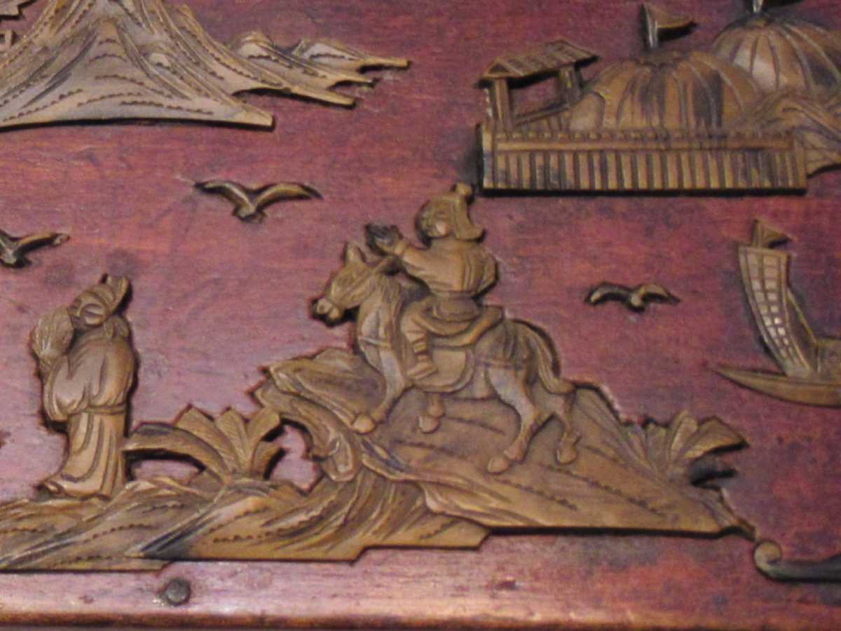 古民具・雑貨】中国物の箱 木彫 古い箱です 宝箱 風景・人物・蝙蝠など