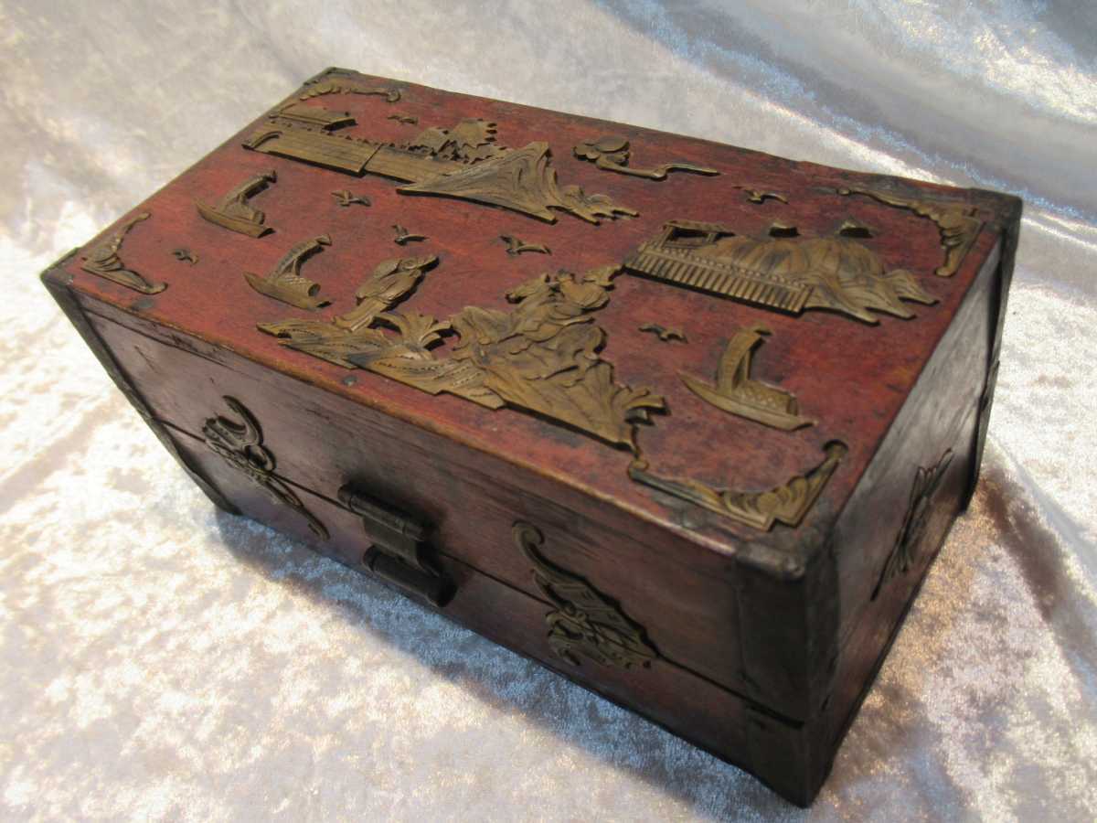 古民具・雑貨】中国物の箱 木彫 古い箱です 宝箱 風景・人物・蝙蝠など