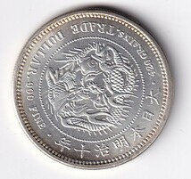 大日本明治十年 貿易銀　銀貨　日本貨幣　龍　竜　鑑賞ケース入り　約直径：38.6mm，重：26.5g 　　管理番号：M9_画像2