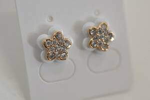 お花のピアス　白×金×ラインストーン