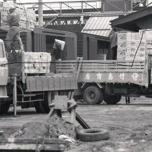 国鉄時代 昭和40年頃？ 川部駅 貨車に荷物の積み込み風景 2枚 データをメール添付かCD-Rで。の画像2