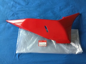 FORZA 250Si フォルツァ MF12 2013～ 64431-K04-930ZE サイドカバー サイドカウル 右 赤 Red R354 純正品 同梱割引