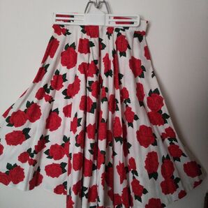バラの花のフレアースカート