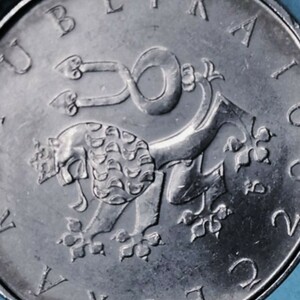 チェコ共和国 　2001年　ライオン 国章　モラヴイア地方の宝飾品 1コルナ 約20mm ♪ 送63円～