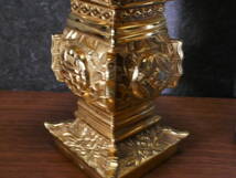 収集品　国産最高級深彫真鍮仏具　花瓶　花立　セラミックコート付　高さ13.6㎝　幅9.8㎝（そ）　4689　M_画像2