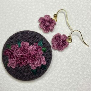 刺繍ブローチとピアス/イヤリングのセット　ピンク色系濃淡お花　 ハンドメイド